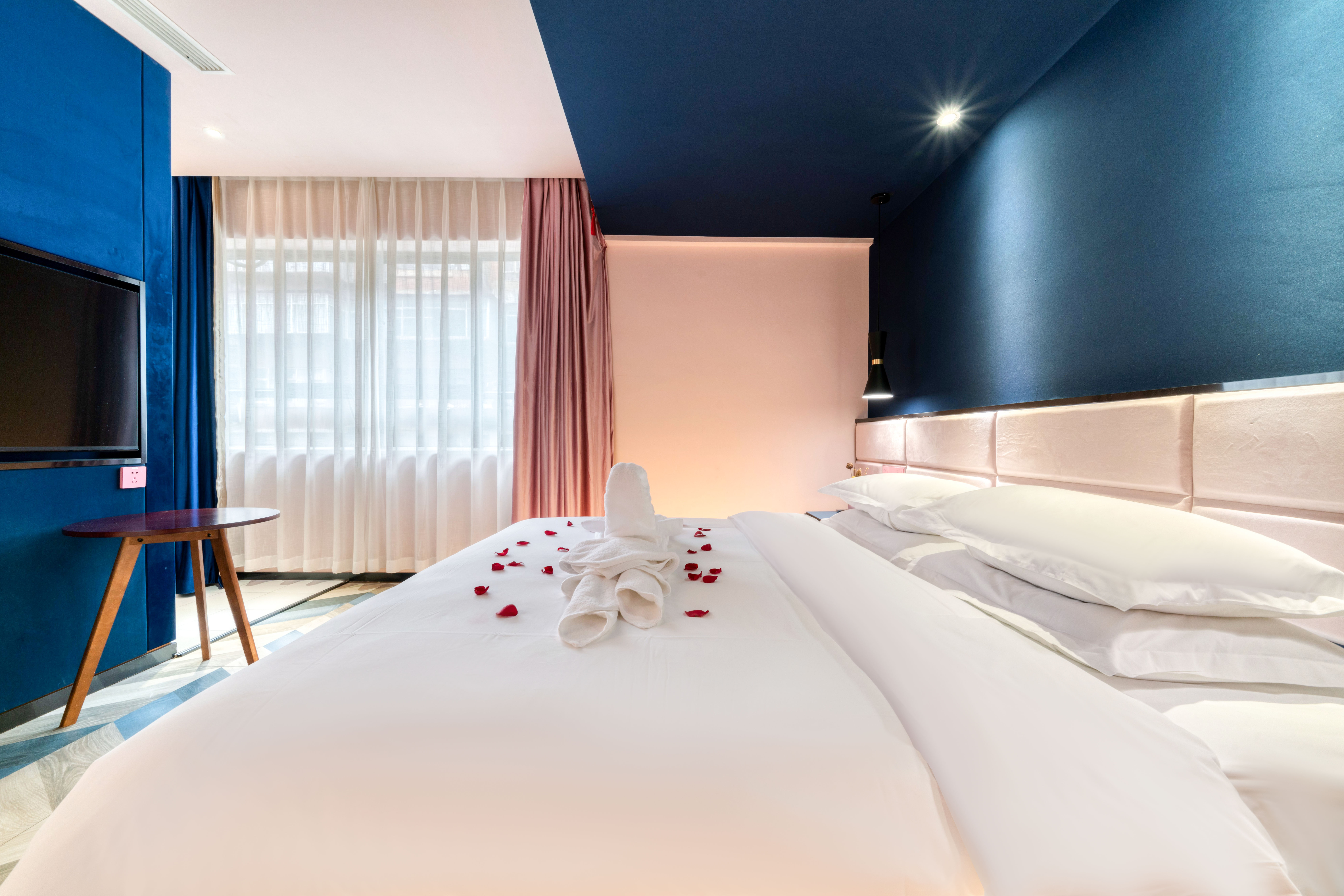 柔光蜜月大床房（浴缸|一次性浴缸套|泡泡浴|空調）