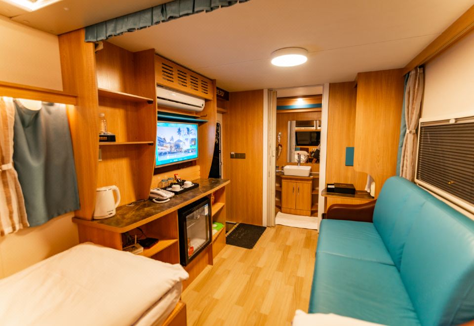 Ningnan Kaidilira Wenquan Wellness Resort CampFeatured RV (2 Beds)