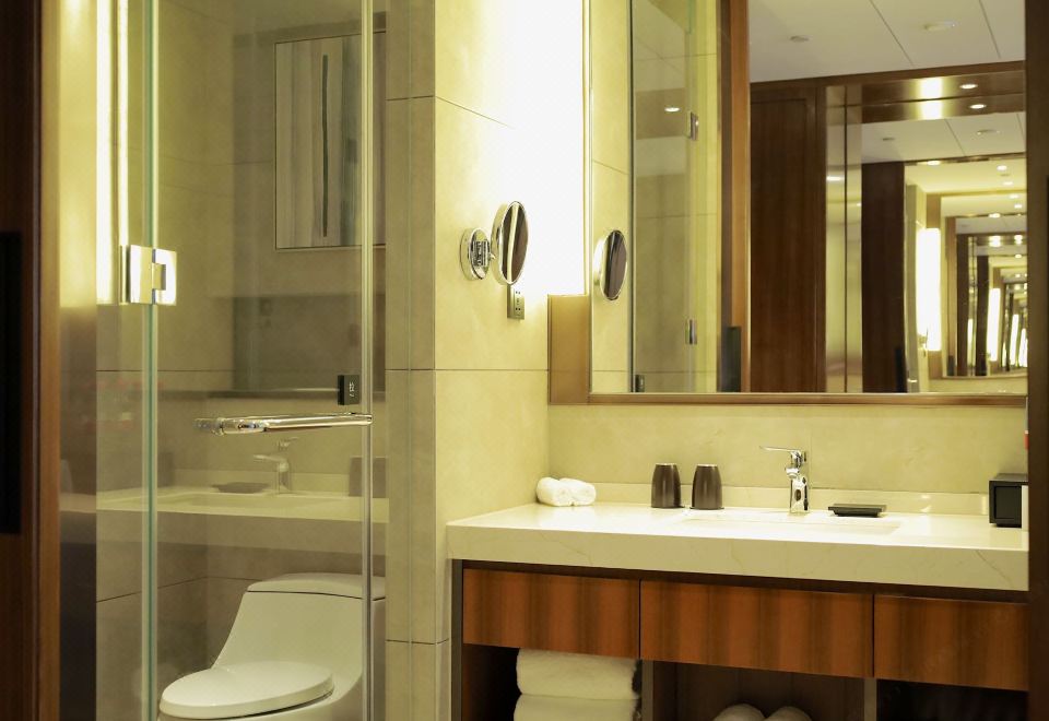 Oakwood Premier TongluDeluxe King Room