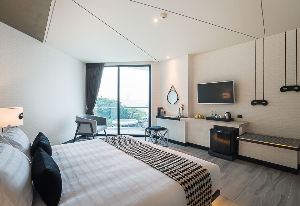 Mera Mare PattayaDeluxe King Room with Sea View