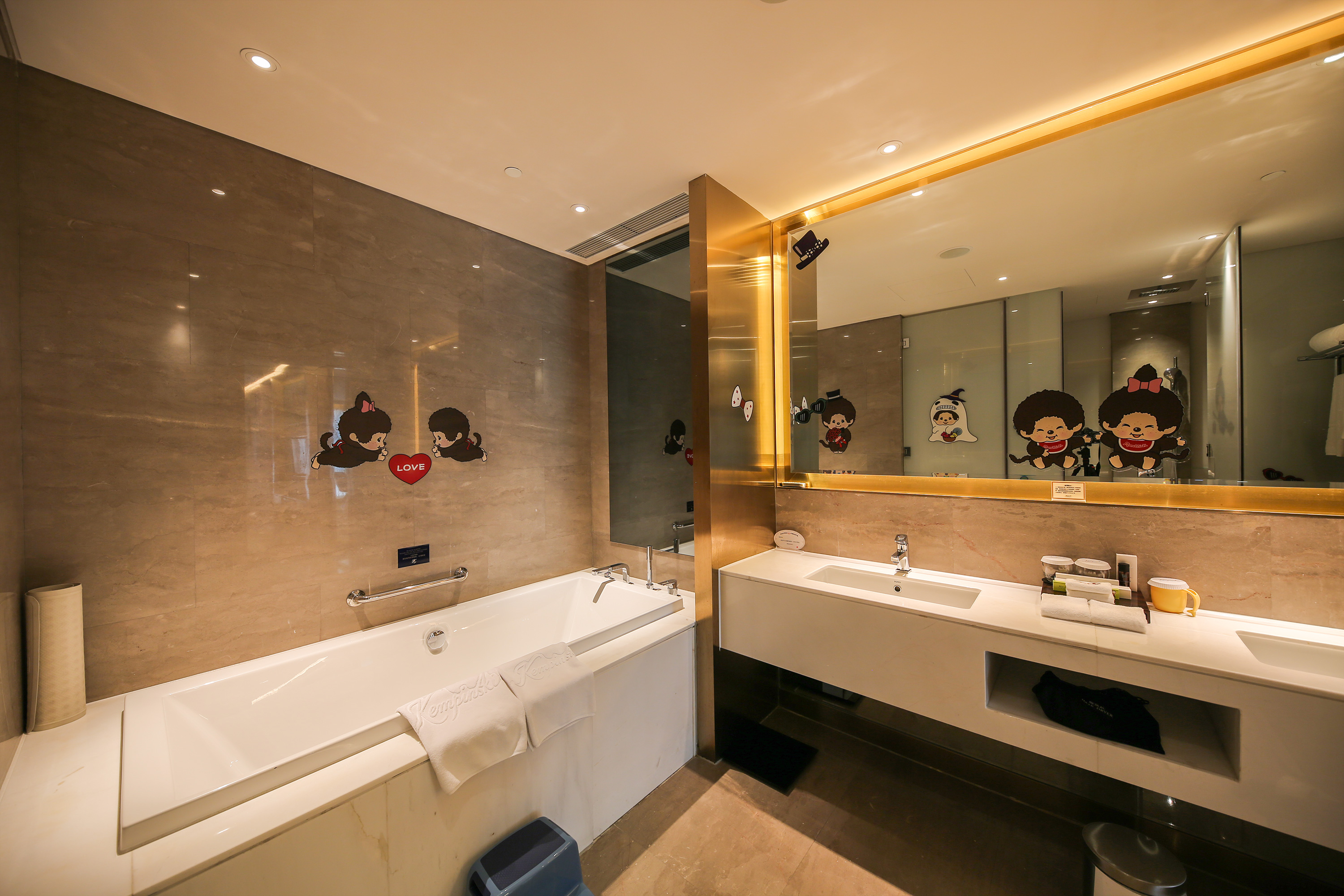 蒙奇奇主题尊荣湖景大床房