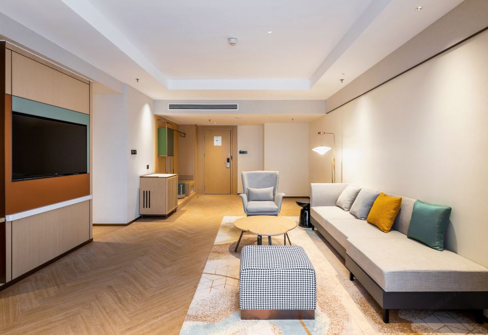 假日高级套房（落地窗、智能语音系统、小冰箱）