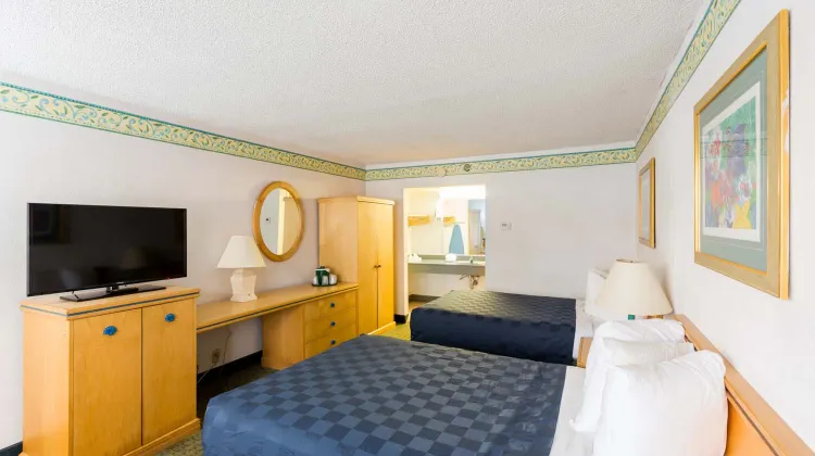 Maingate Lakeside Resort Room