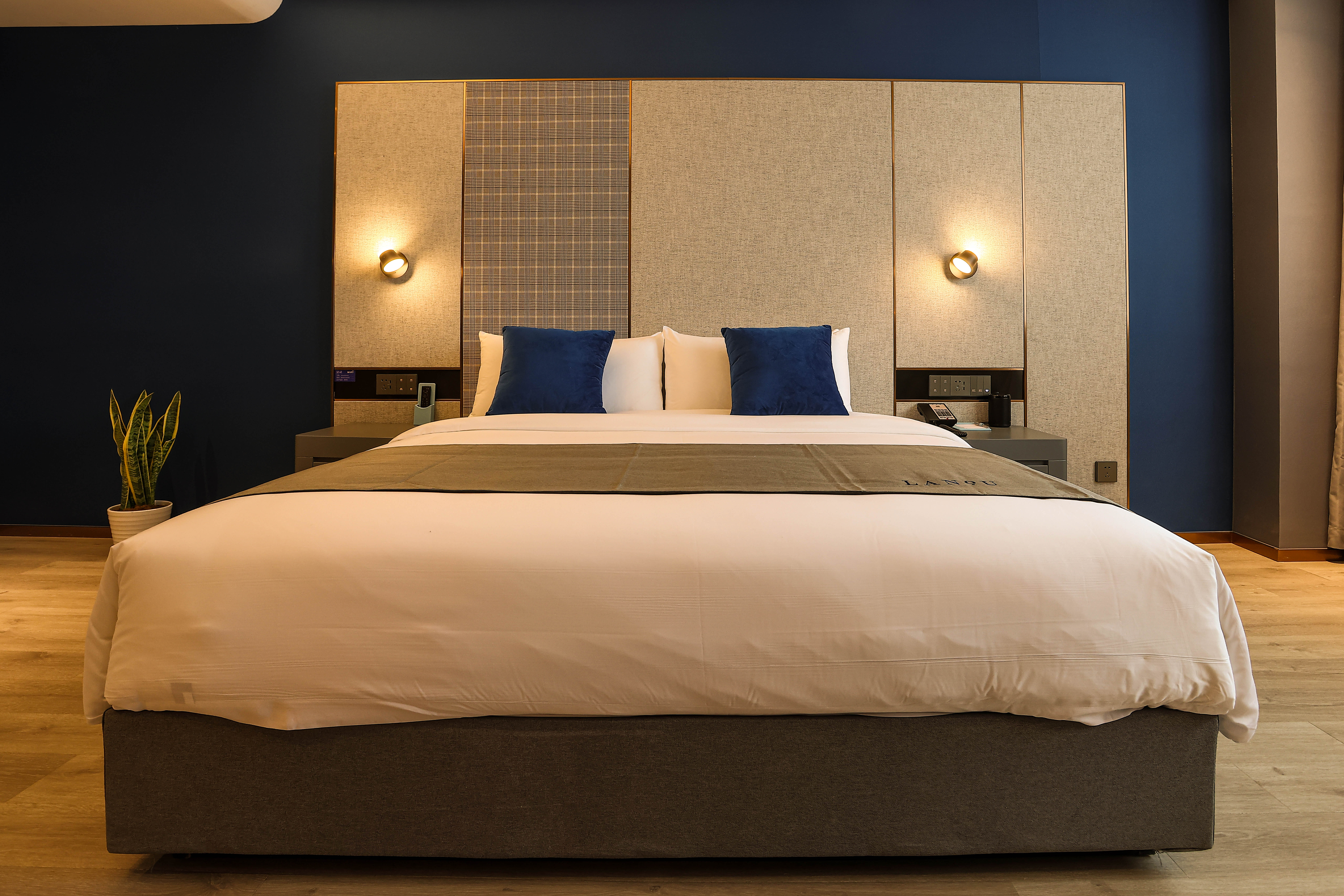 兰欧豪华大床房（全屋智能语音控制+小冰箱）