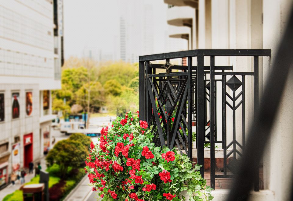 霓虹阳台大床房（东方明珠景观）