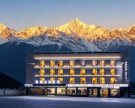 Mount Siguniang · Riverside Mountain Residence Hotel (Changping Valley Scenic Area)