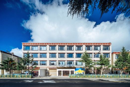 柏納酒店(香巴拉民族團結主題公園店)
