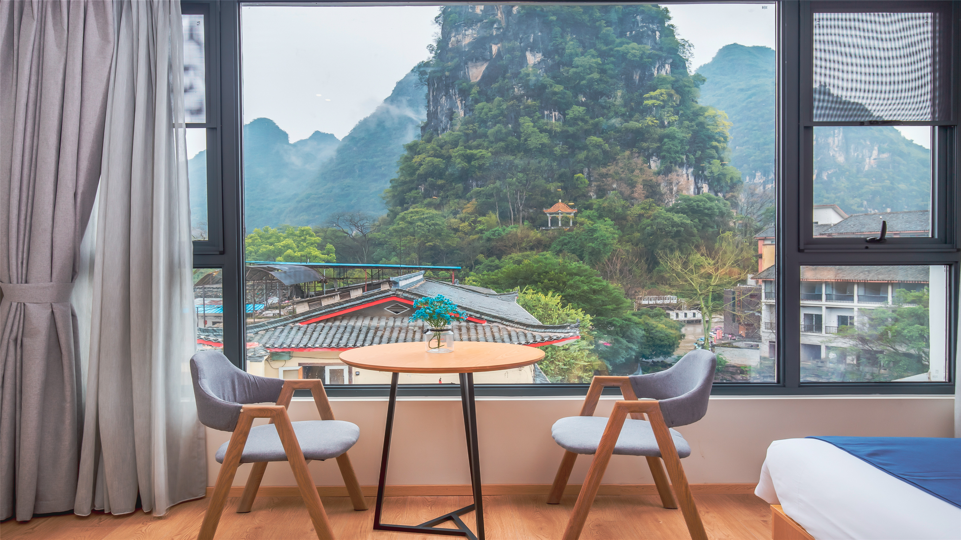 Floral Hotel · Memorize Scene Yangshuo West Street hotel亲子家庭套房『山景+休闲沙发』