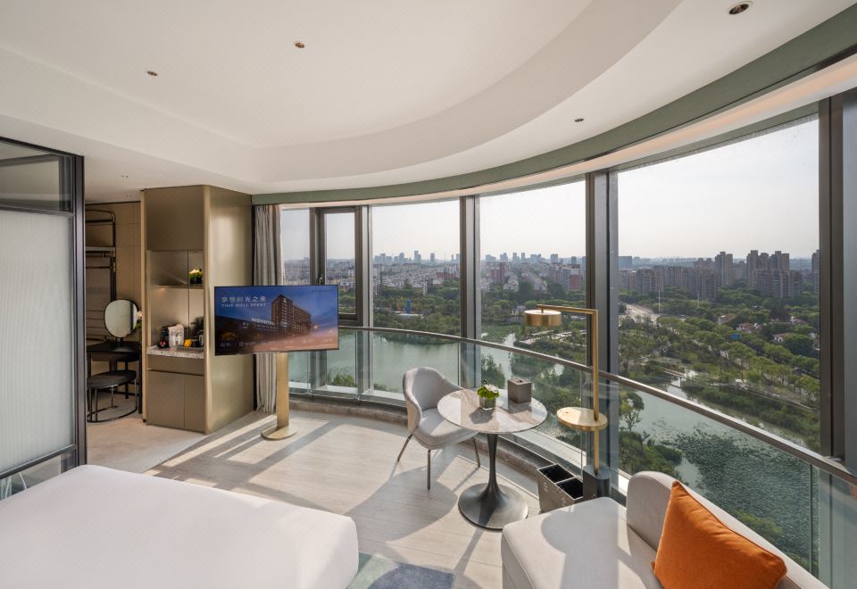 270°湖景豪华大床房