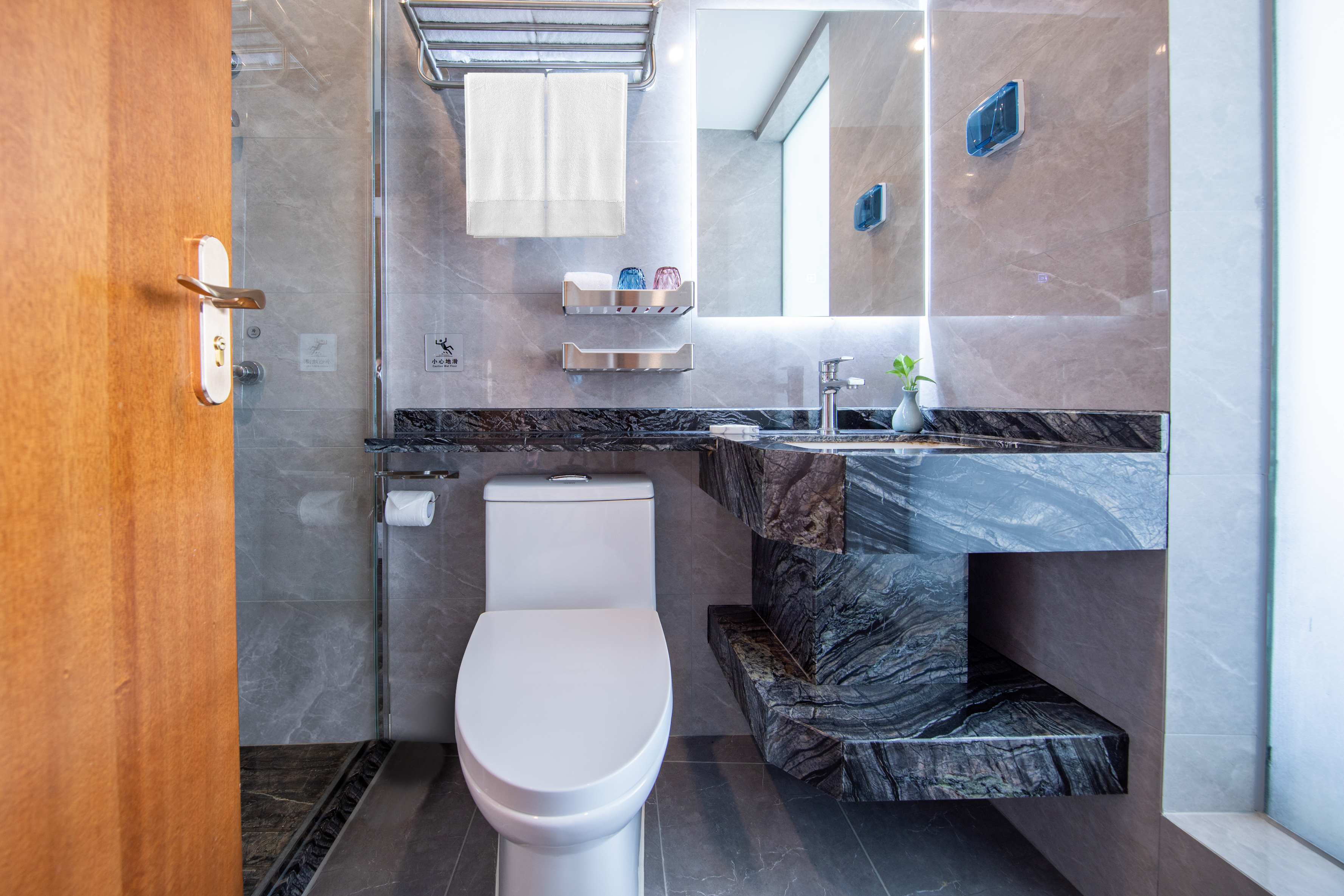 Zhuhai Huafeng Hotel (Huafa Commercial City Wanxuehui Branch)高级大床房丨护颈枕丨高速专网丨四层隔音