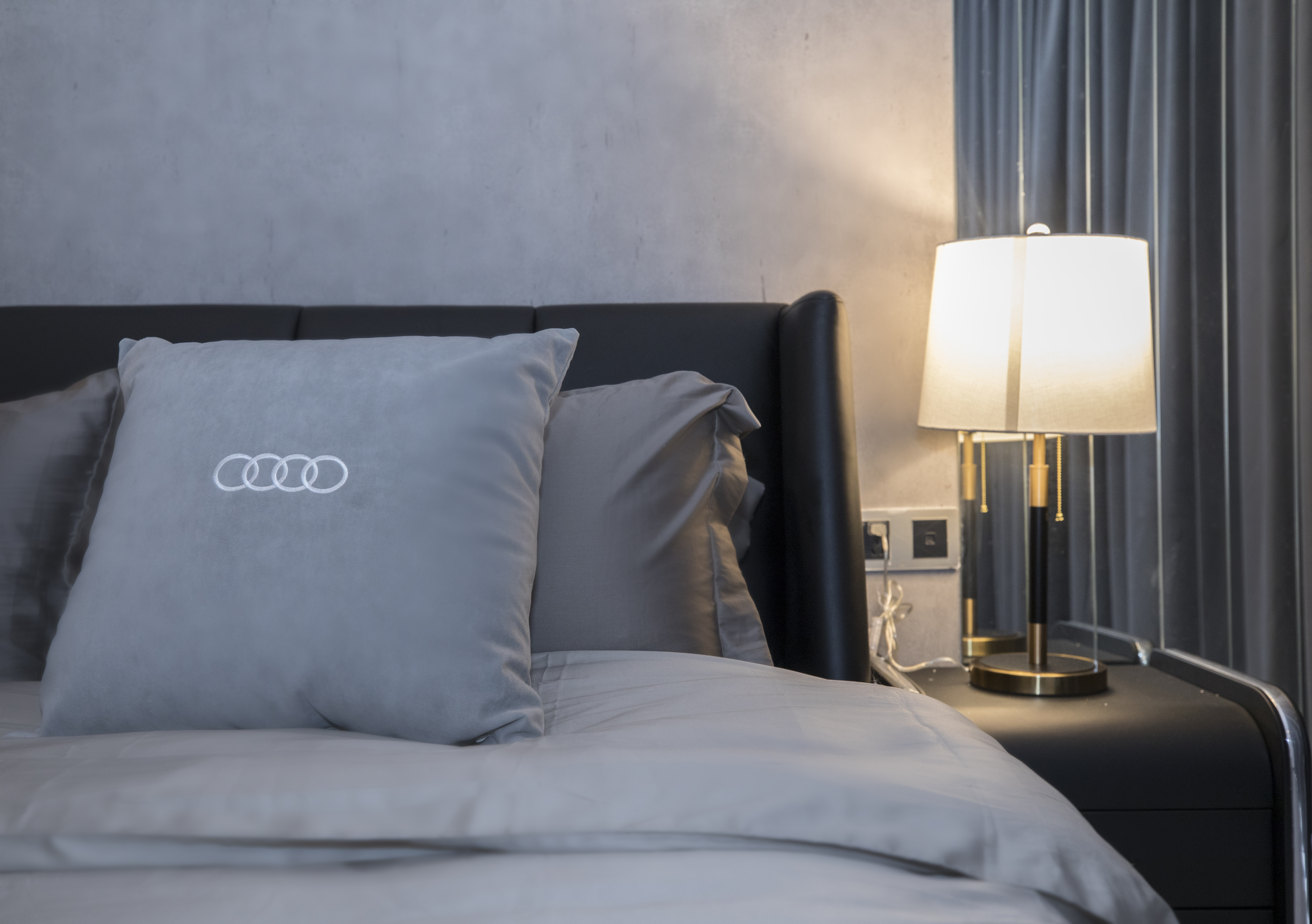 奥迪主题 | 亲水温泉大床套房（独立泡池）