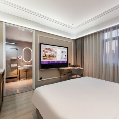 庭景高級大床房|65寸電視投屏+智能馬桶+小冰箱 青島棧橋火車站美居飯店優惠