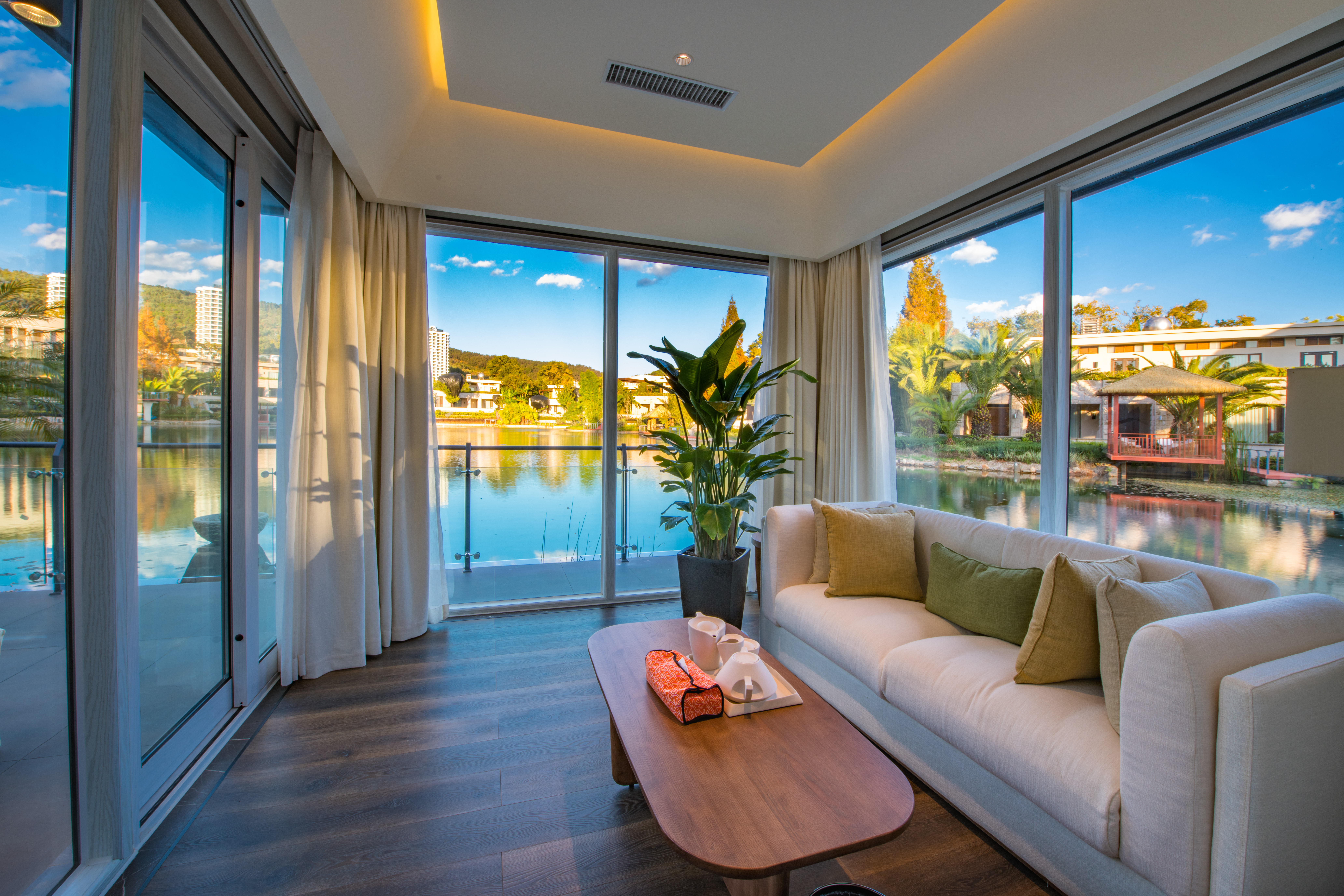 湖畔豪华套房（一室一厅+超大浴缸+观景露台）