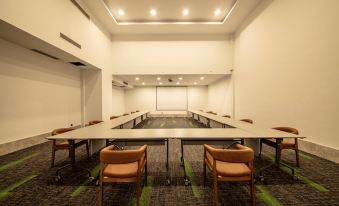 V Center Hotel - Housity