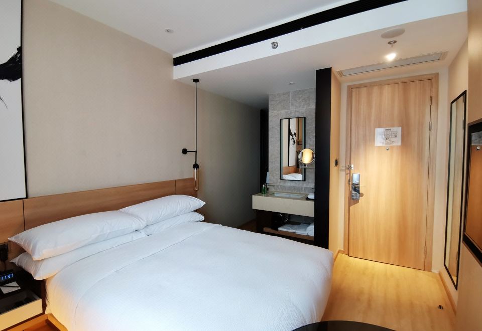 Fairfield by Marriott Shanghai Pudong CentralStandard Queen Room