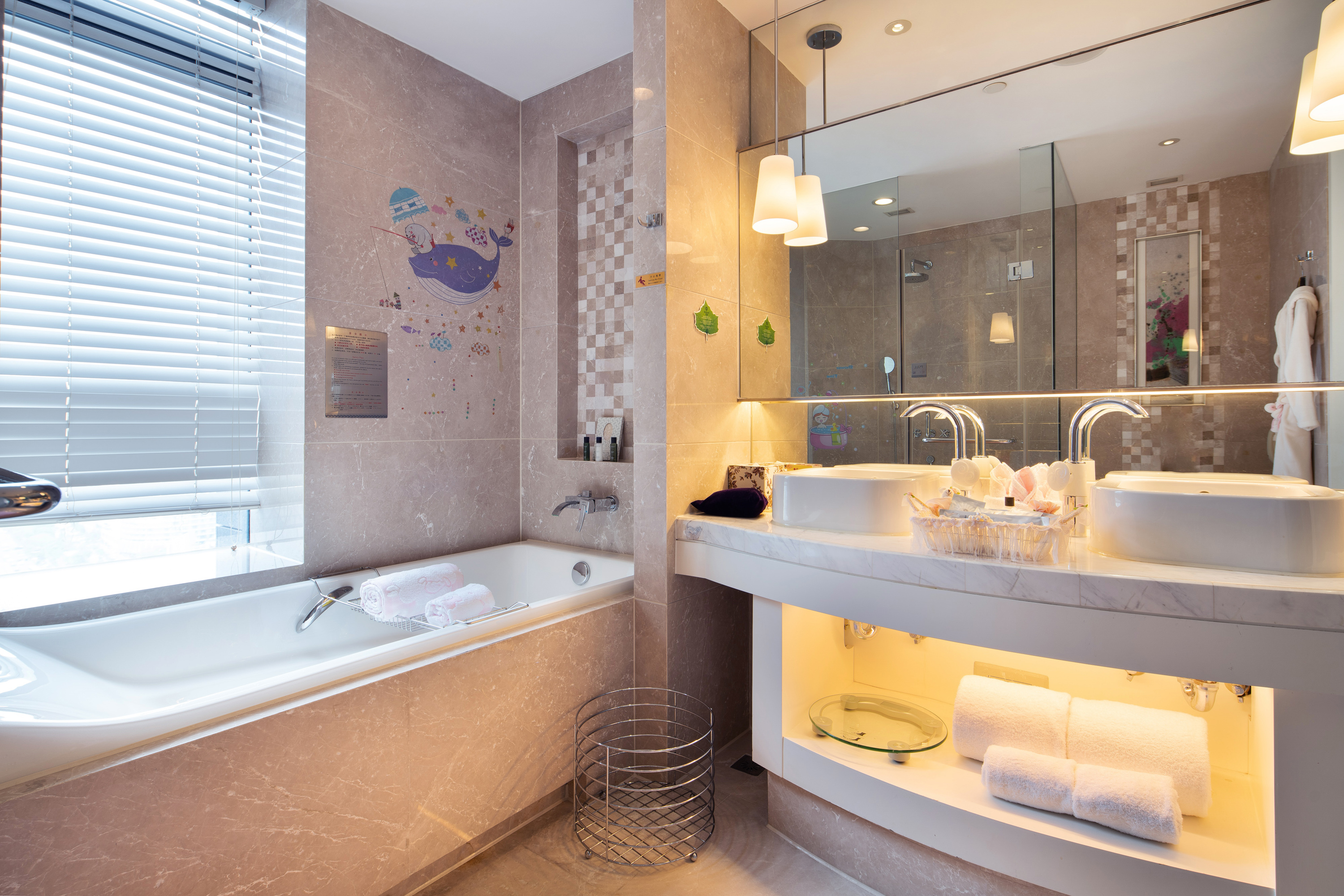 行政湖景大床房