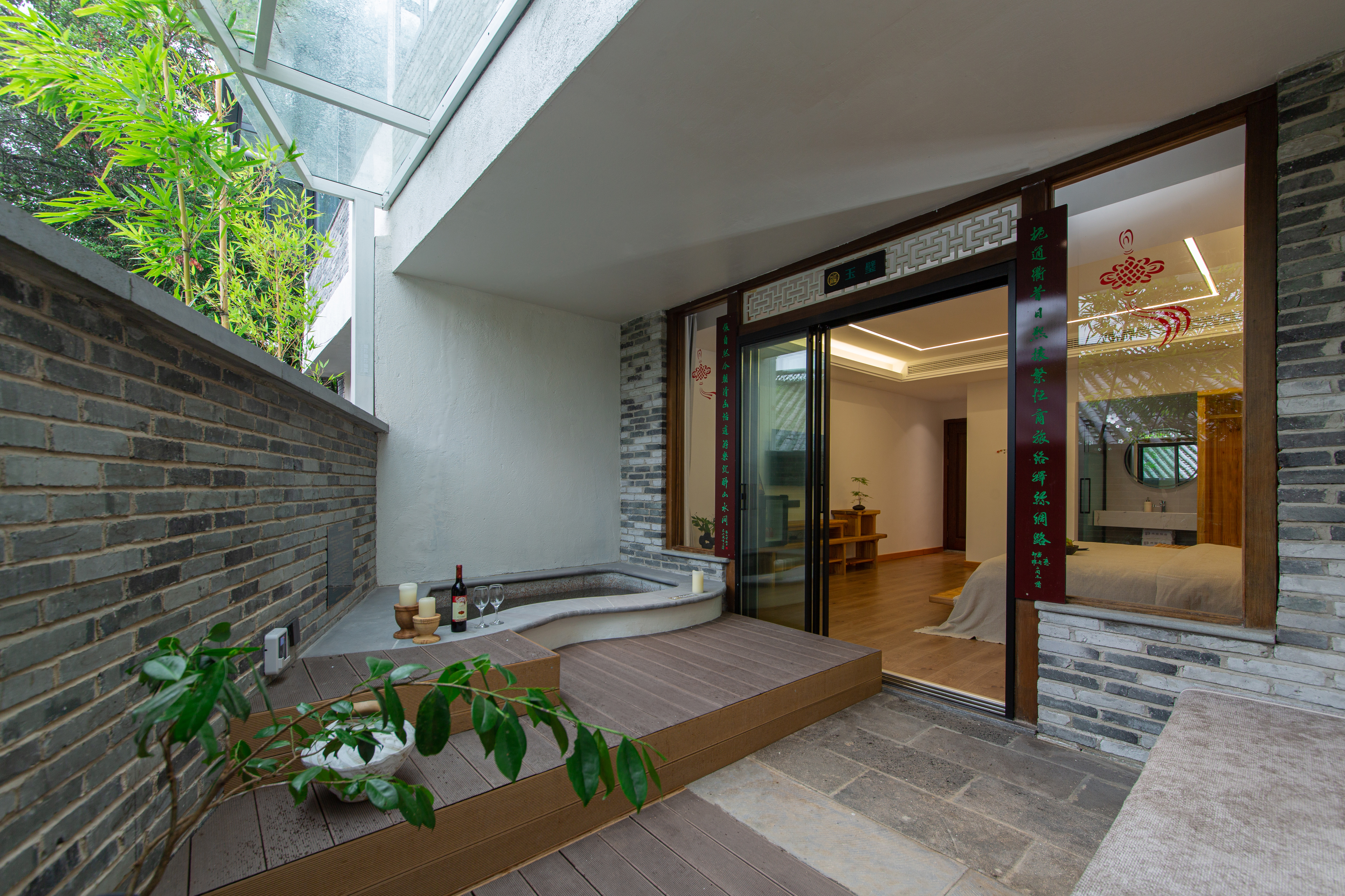 Queen Room With Courtyard View