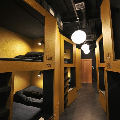 無窗12人混合宿舍（兩張床位） 考山世界難波旅舍優惠