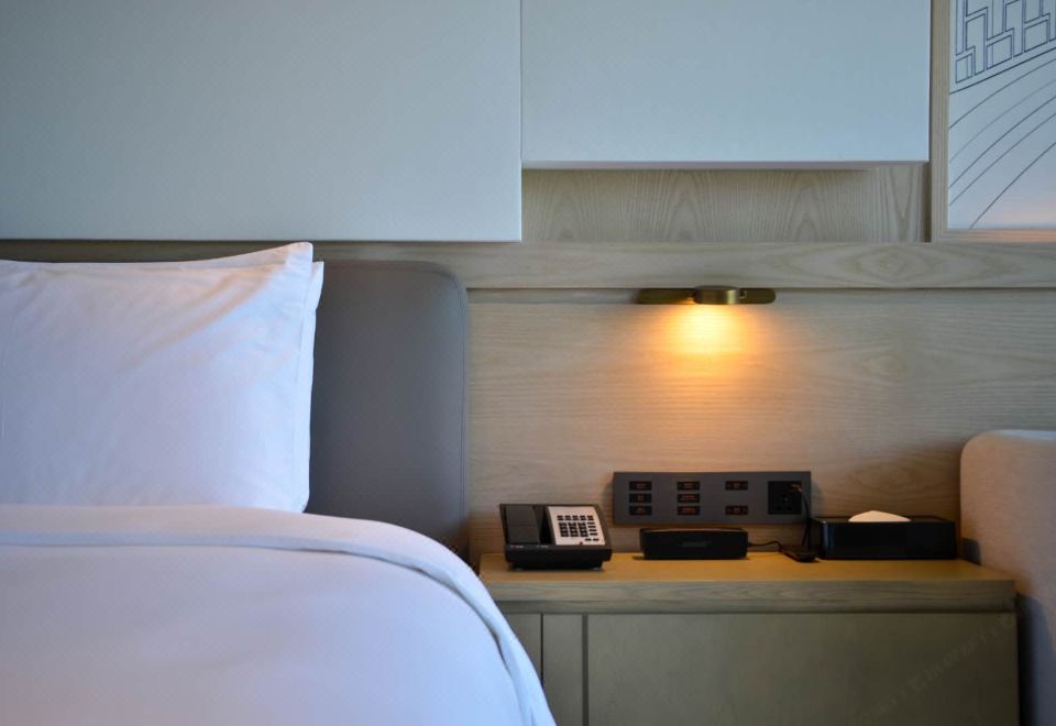 豪华湖景大床房