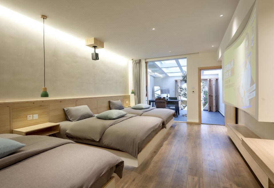 Leon Yu Mu Zhi Ye Designer Homestay (Dukezong Ancient City Store)Private｜ Courtyard Projection Triple Room (Air Conditioning + Oxygen Supply + Starry Ceiling Small Living Room + Humidifier)