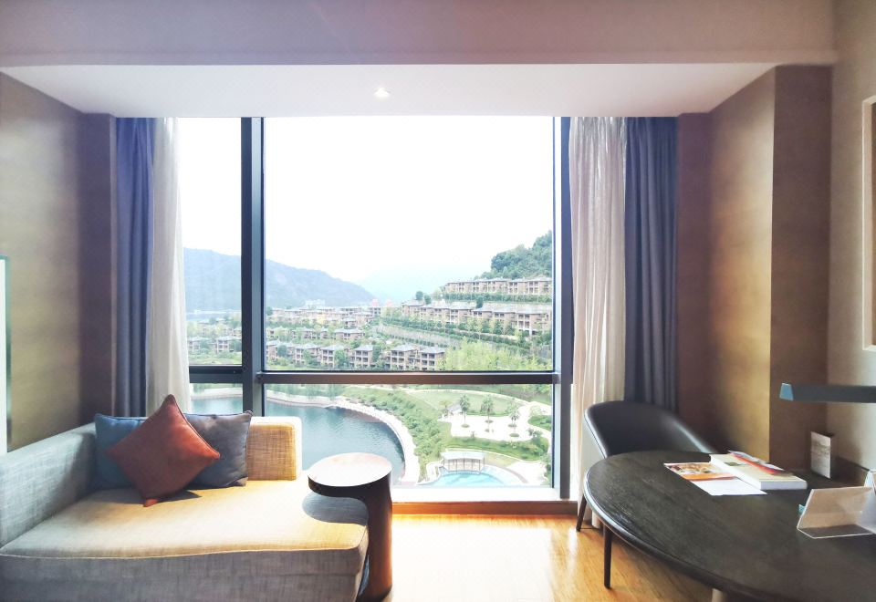 高级房 超大床湖景