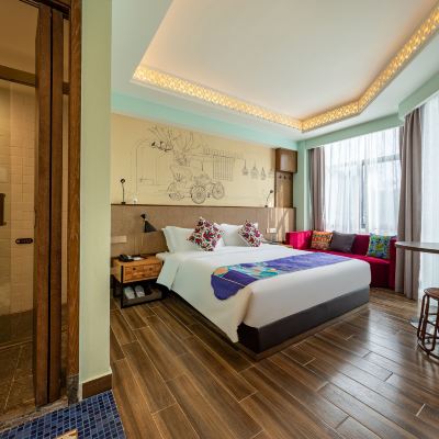 砂拉·古鎮街景大床房（街景+獨立陽台+南洋風情） 南洋客棧（華僑城甘坑古鎮店）優惠