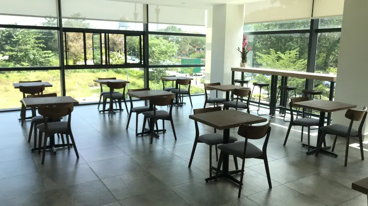 AZ Hotel & Serviced Apartments 食事・レストラン