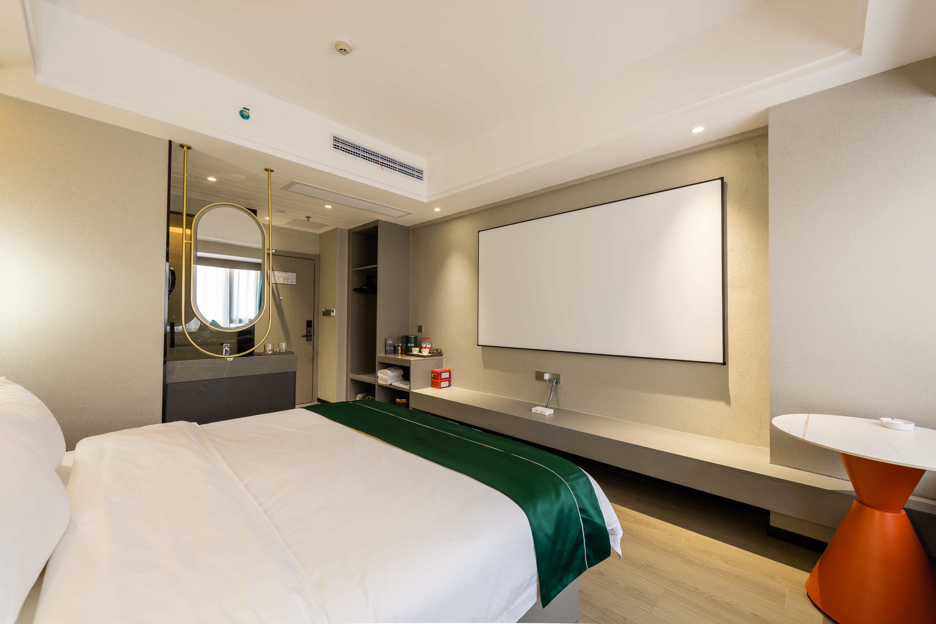 湖景豪華影音大床房（100寸）