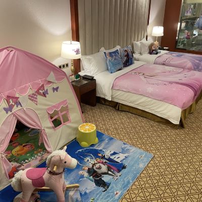冰雪奇緣主題親子房「冰雪奇緣佈置+孩童帳篷+孩童浴缸+孩童馬桶梯」 中山頤和君利飯店優惠