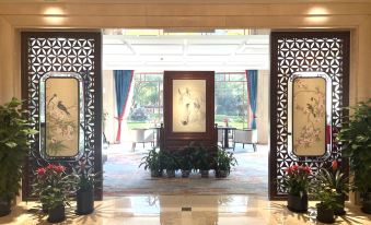 The hotel entrance is adorned with paintings on both sides, and each room is decorated with plants at Yan An Hotel