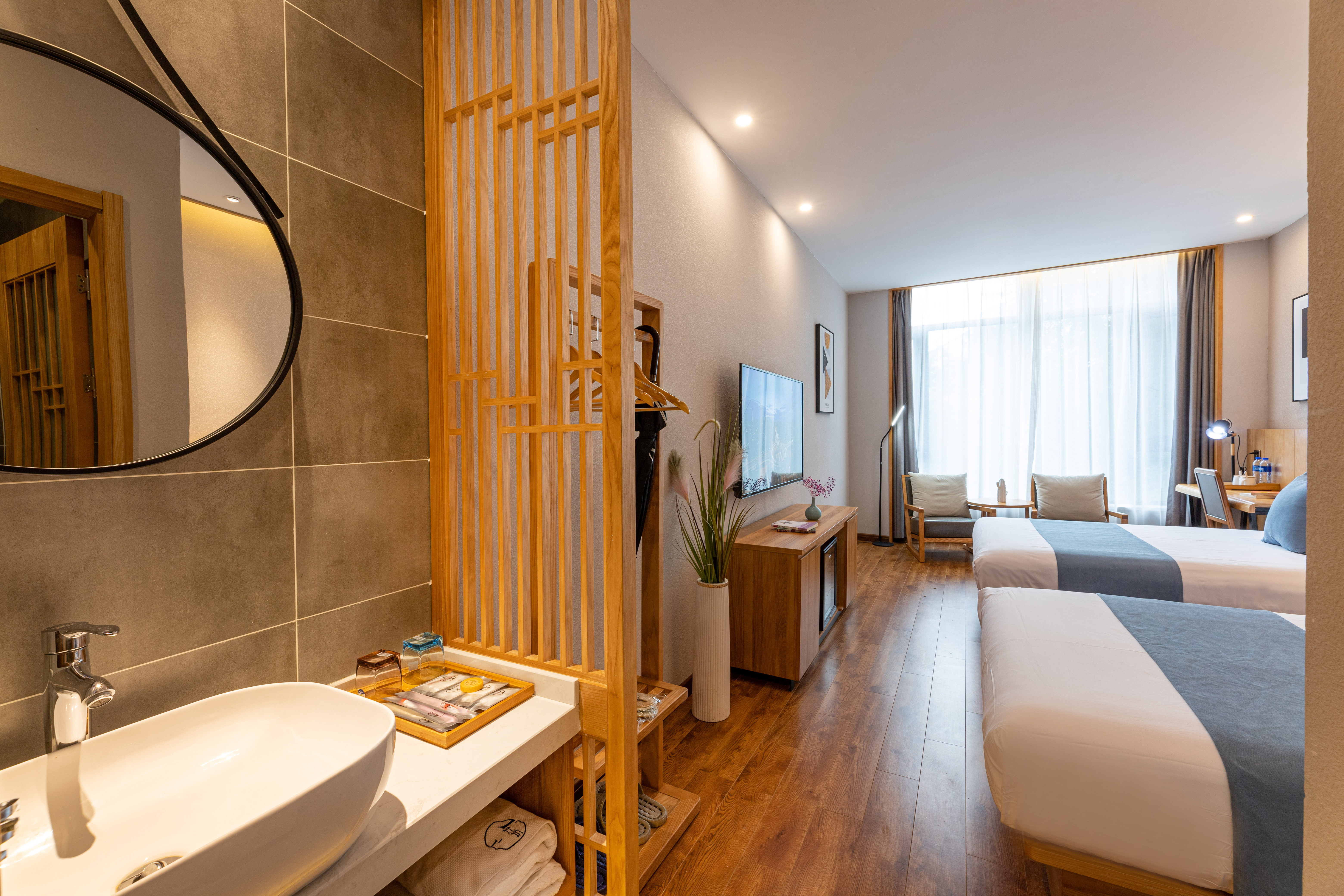 心怡标准间（落地大窗+电动窗帘+阿道夫洗护套装）