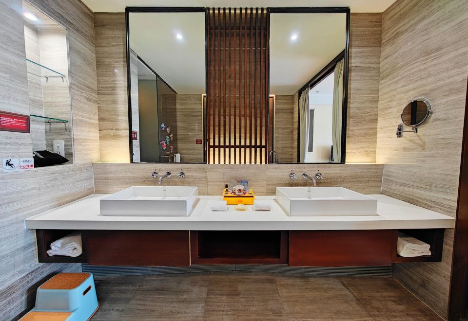 森林亲子大床房（落地窗+阳台+浴缸+扭扭车+滑梯）