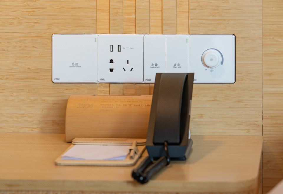 Jianguo HIDDEN Hotel (Kunming Dianchi Haigeng Park)Fairy Grass House Double Bed Room (Viewing Balcony)