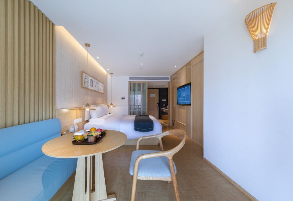 Jianguo HIDDEN Hotel (Kunming Dianchi Haigeng Park)Yonghuangguzhu Grand Bedroom (Viewing Balcony)