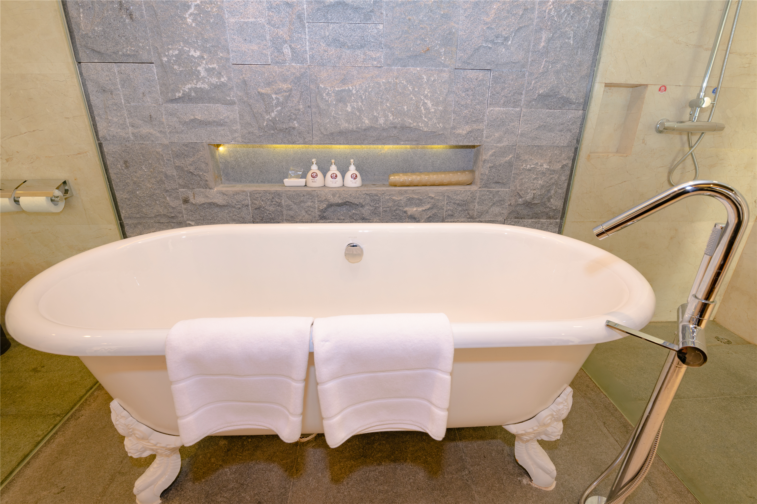 别墅豪华泡池家庭套房（一室一厅+2个榻榻米）