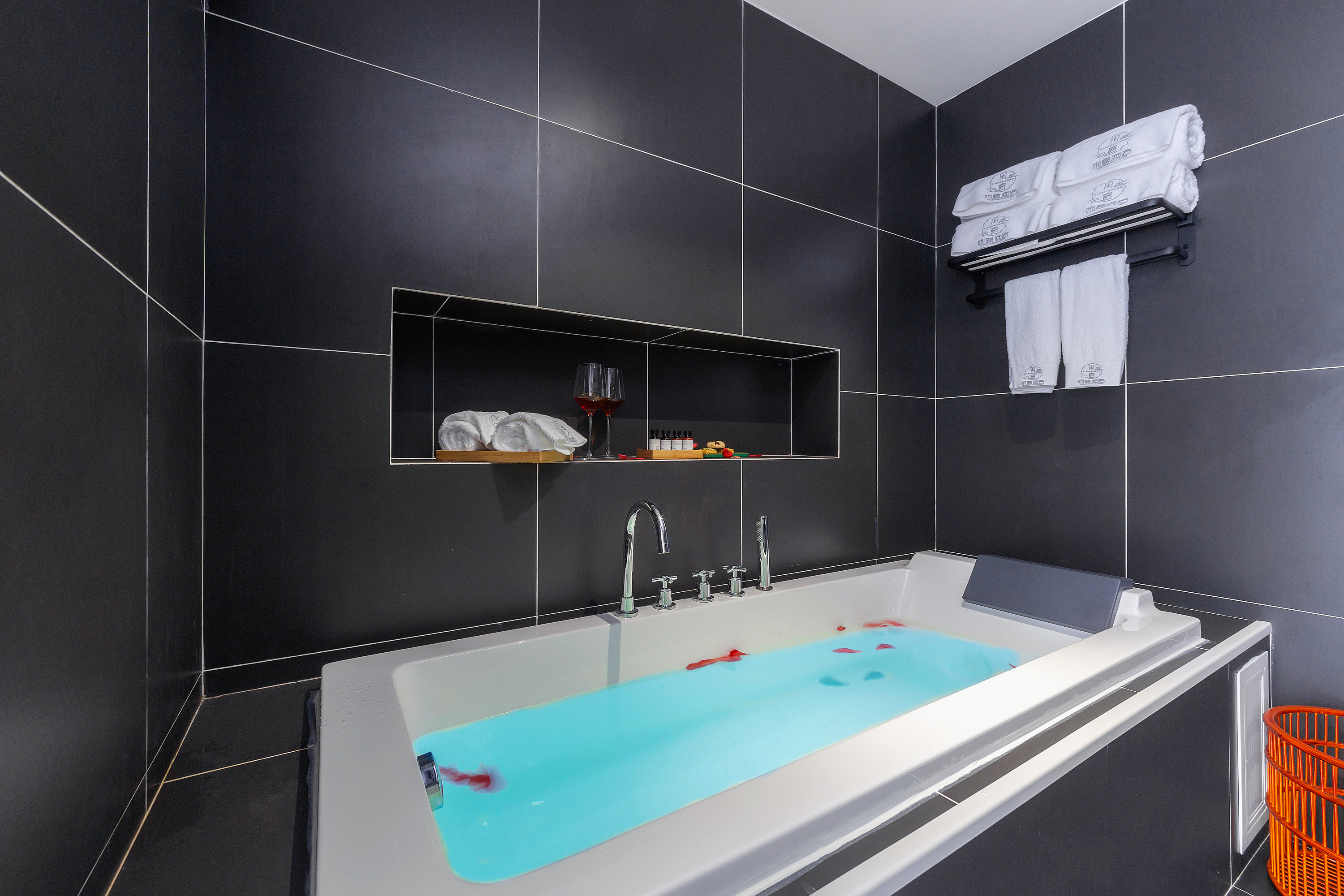 Xianchuang Hotel浴缸山景套房+俯瞰园林+minibar+小冰箱+舒适浴袍