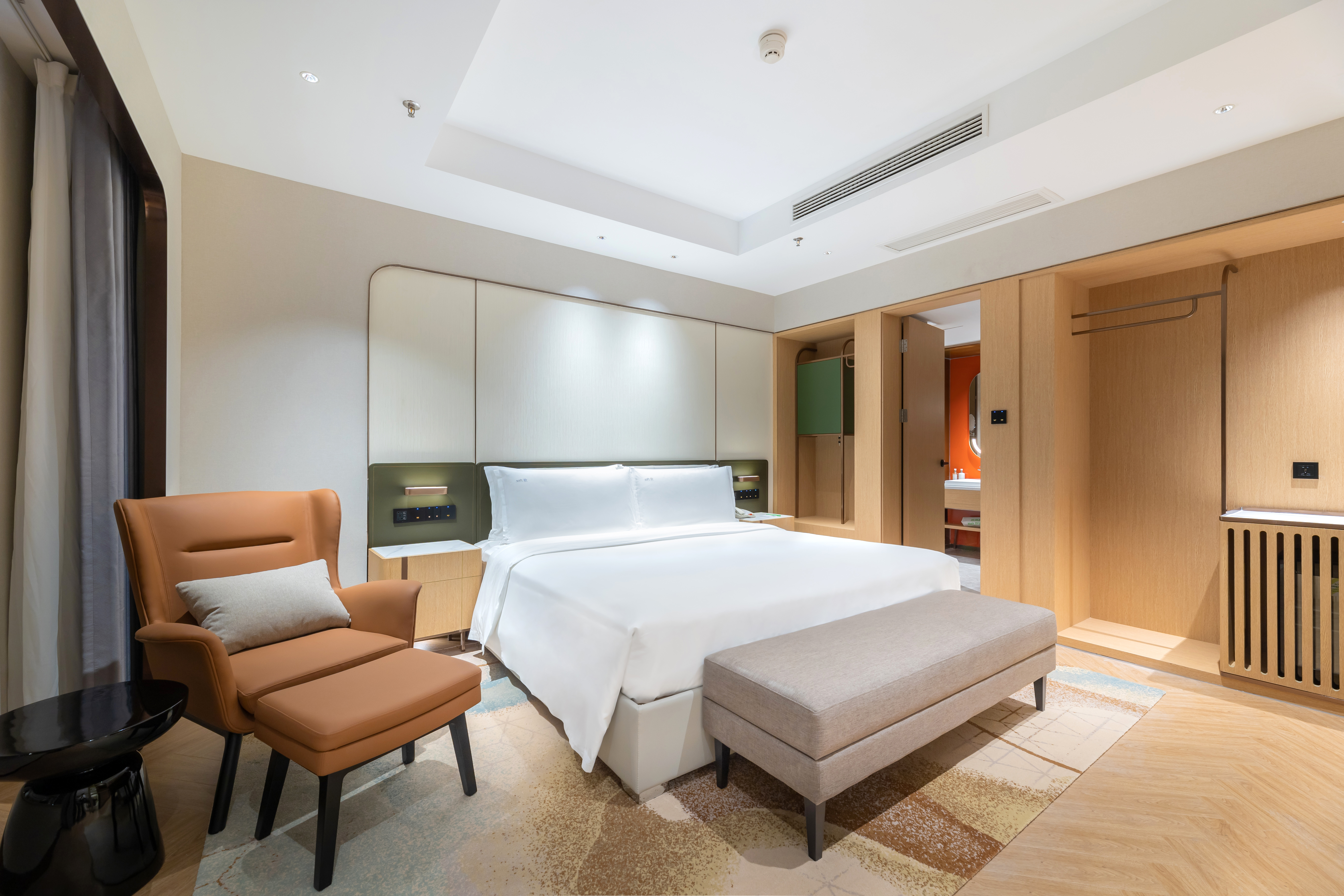 假日高級套房（落地窗、智能語音系統、小冰箱）