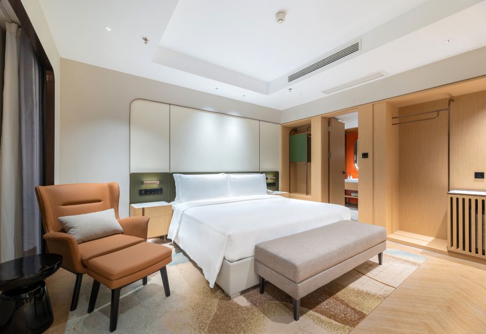 假日高级套房（落地窗、智能语音系统、小冰箱）