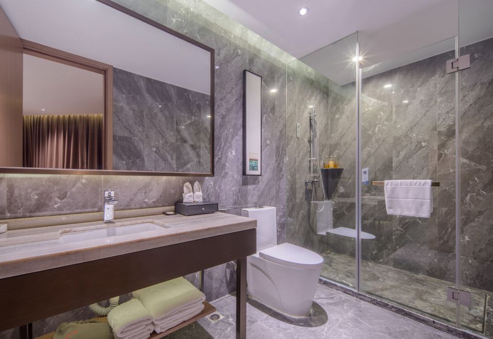 高級大床房（落地飄窗+辦公桌椅）