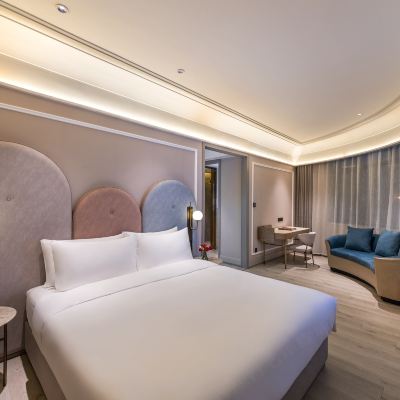 嘉賓大床房| KONMO膠囊機+智能馬桶+小冰箱+徠芬吹風機 青島棧橋火車站美居飯店優惠