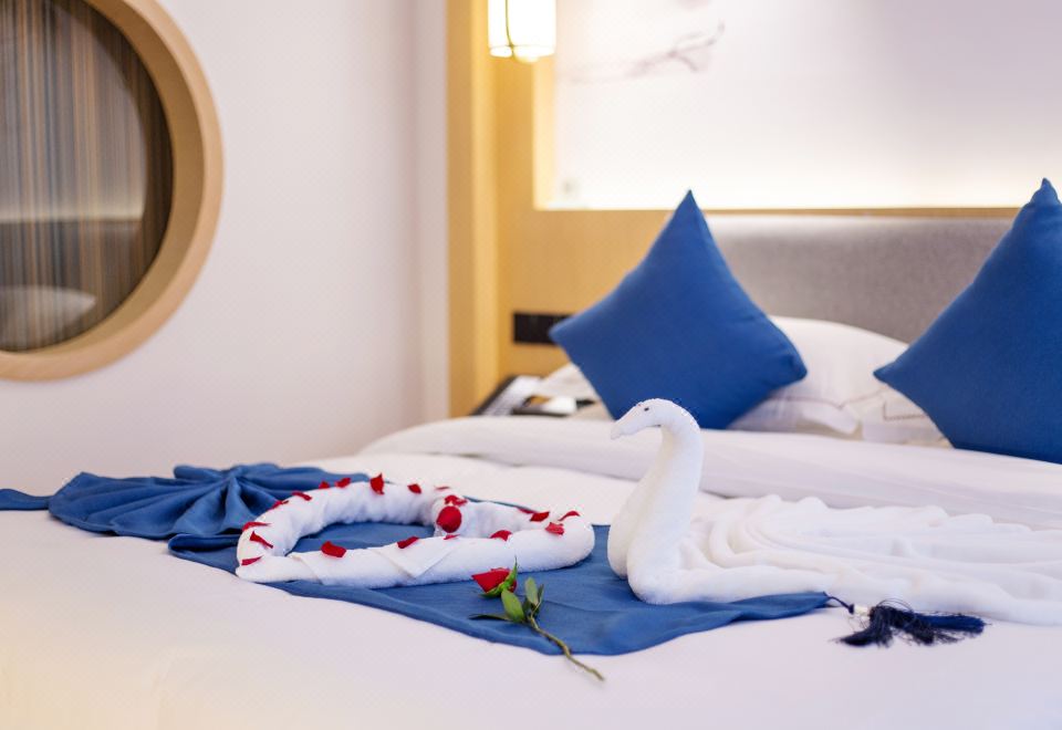 情侣大床房|智能轻奢+双层隔音