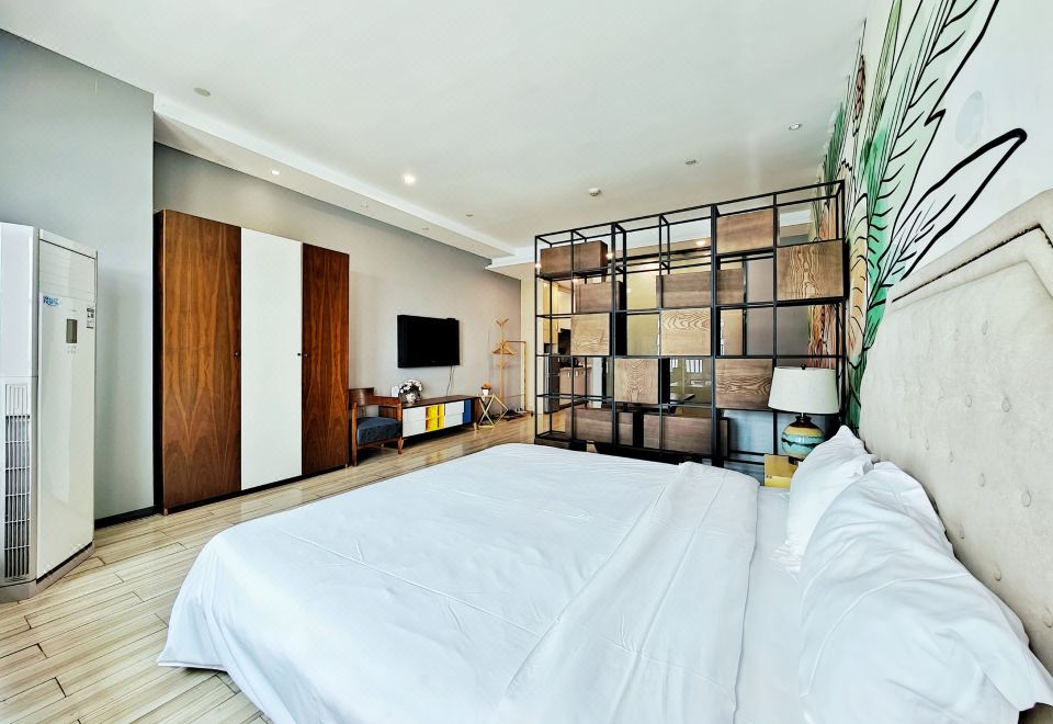 公馆大床客房-洗衣机+商务办公桌+高速吹风机