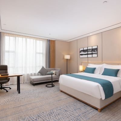 輕奢·尊譽大床房（城市景色+休閒辦公+功夫茶具） 麗呈朗譽飯店（肇慶七星巖景區店）優惠