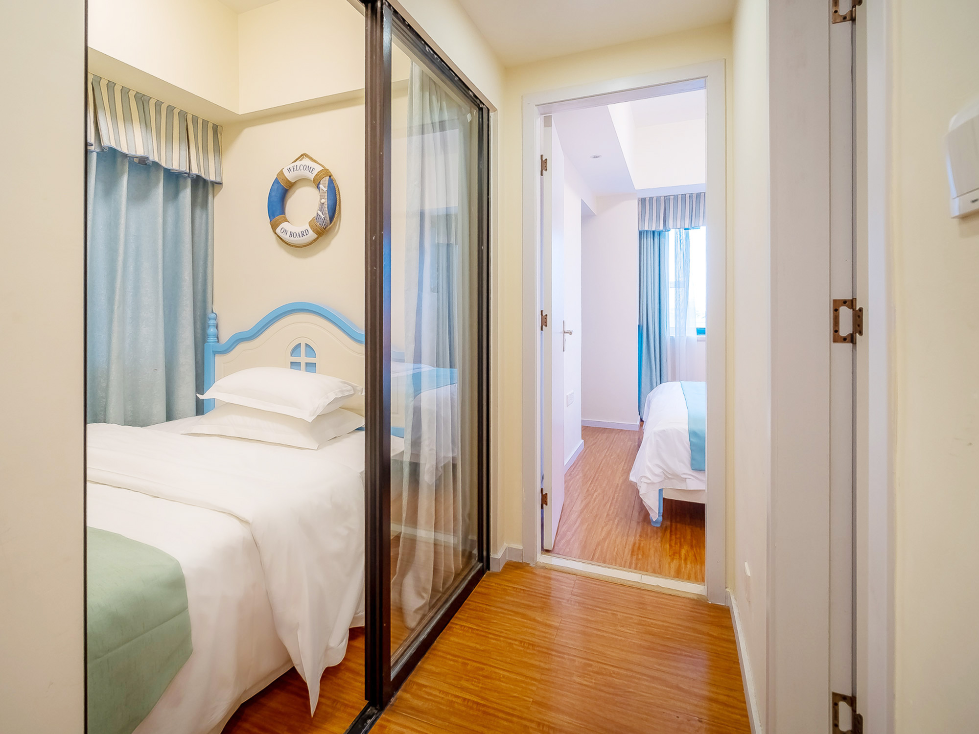 Light Luxury Suite With Large Space, Two Bedrooms And A Living Room