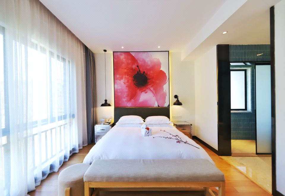 心泊湖景大床房