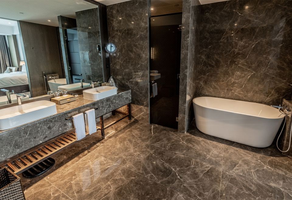 Xinghua Changjiu International HotelDeluxe Suite With Smart Control + Bluetooth Audio + Deluxe Tub + Minibar