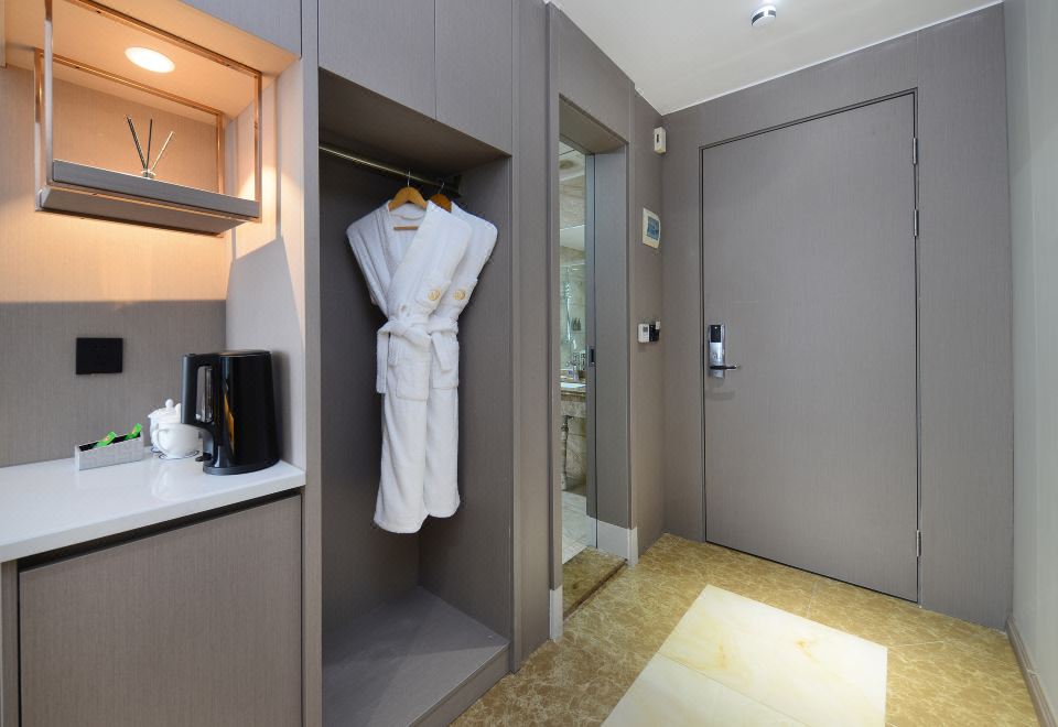 輕享智能大床房（寬敞明亮+輕奢風+悠享辦公）