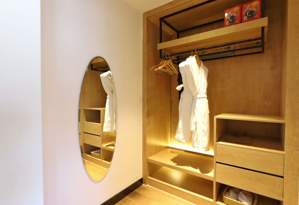 心泊湖景大床房