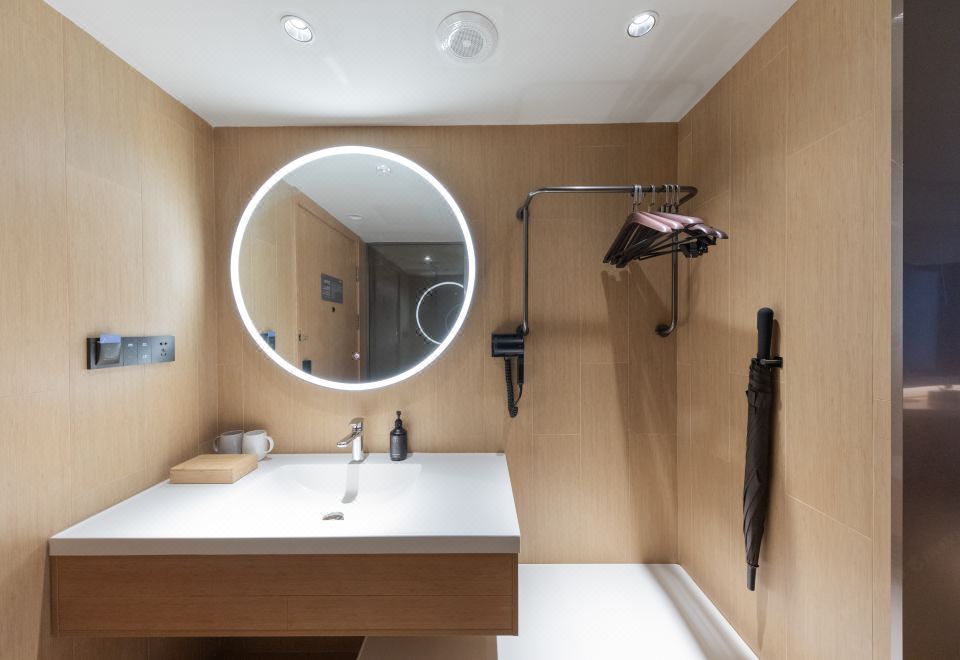 套房（65寸4K电视投屏+智能客控+沙发）