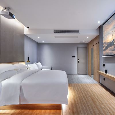 拾光陽台大床+落地玻璃+乳膠床墊+語音控制+會員投影 攬山望月民宿（陽朔十里畫廊店）優惠